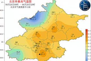 0-2落后，泰山球迷仍站在看台上，盯着场上期待进球